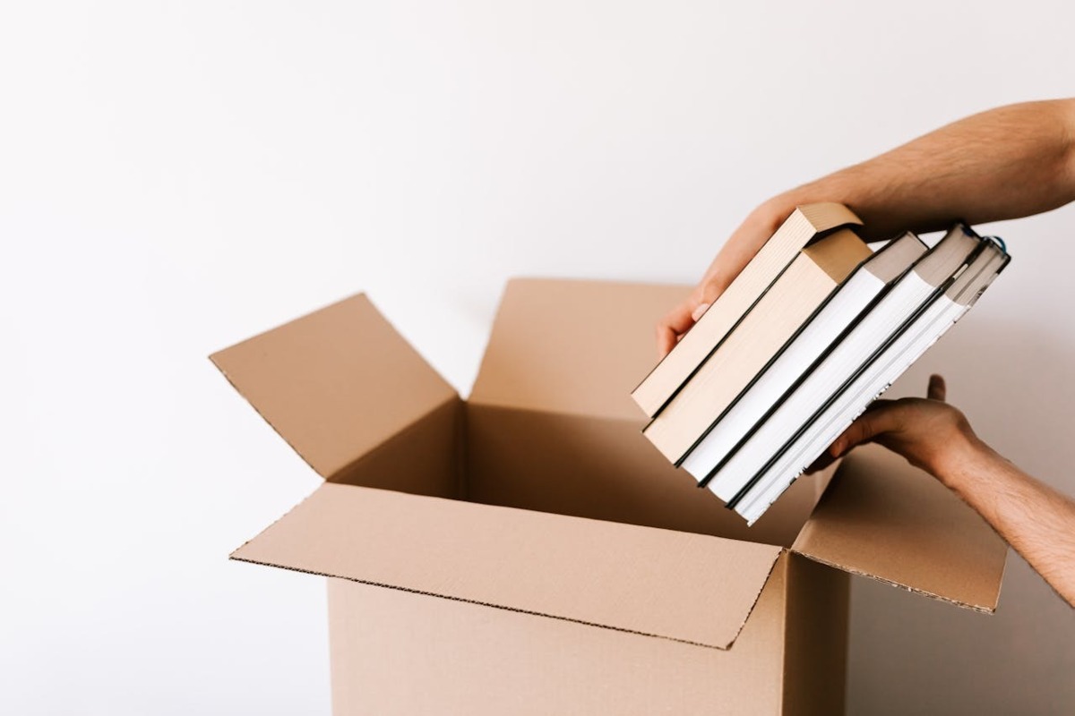 verhuisdoos met boeken tijdens een woningontruiming
