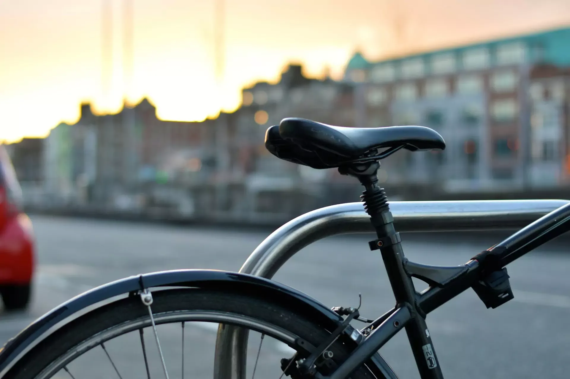 Geparkeerde zwarte fiets